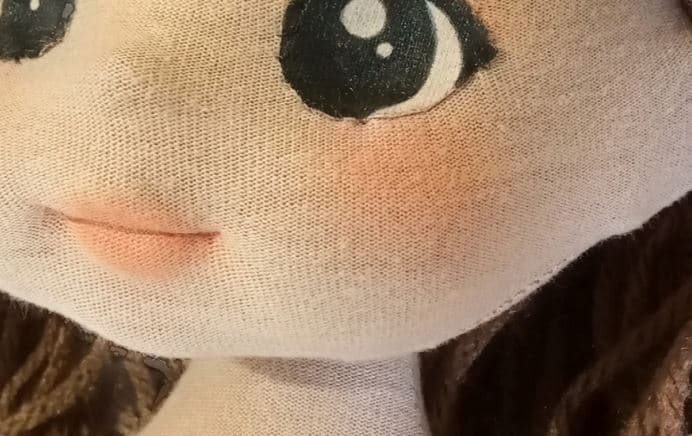 Selfe de rosto de boneca de pano mostrando os detalhes
