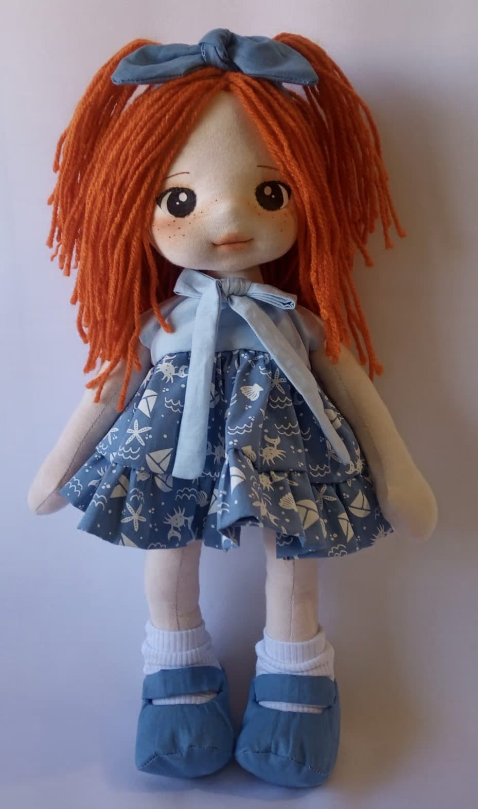 Boneca de pano ruiva com vestido azul marinho, sapato azul escuro e laço azul escuro