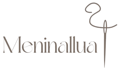 Logo da Meninallua, empresa de boneca de pano 