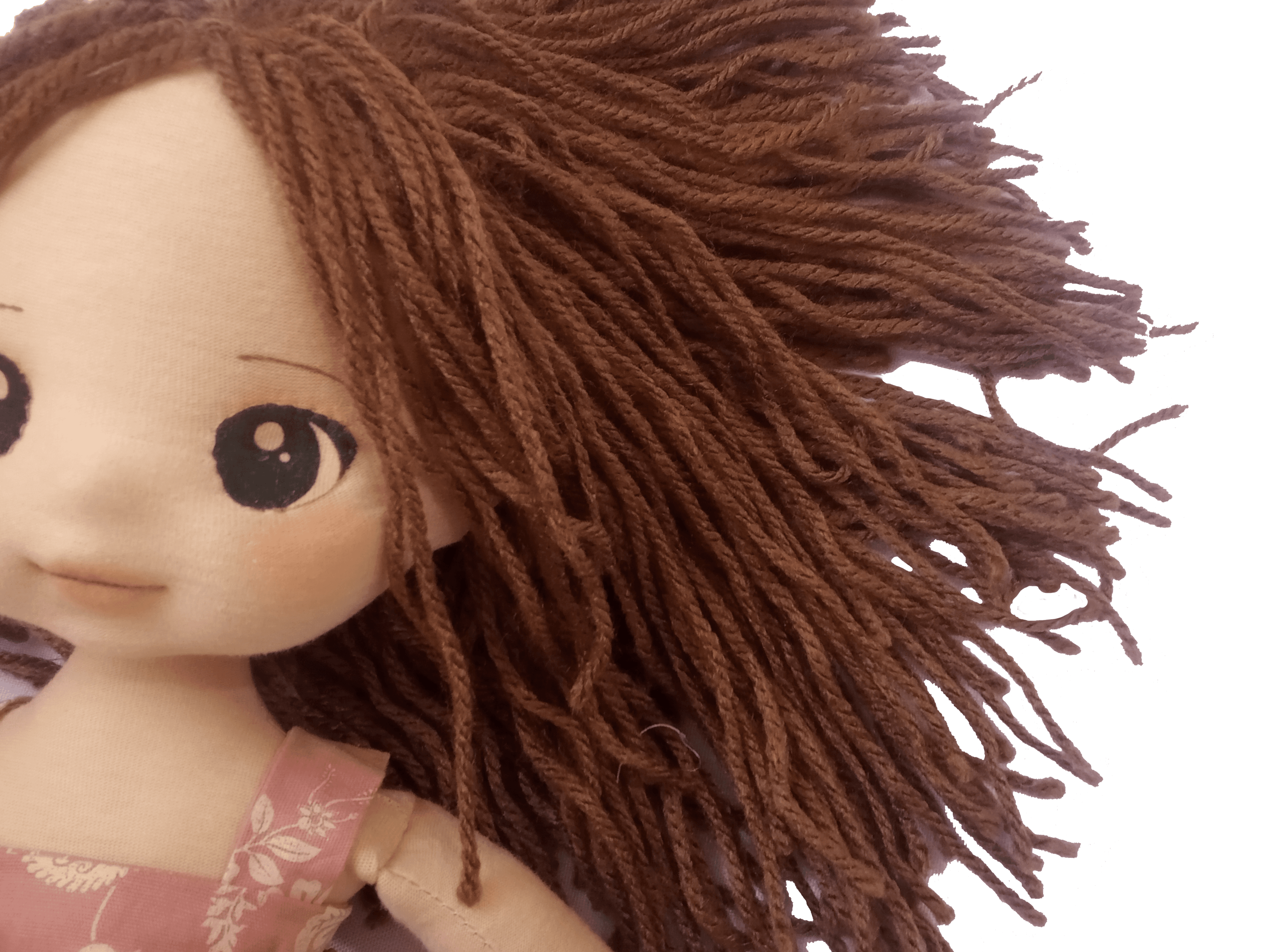 Selfie de boneca de pano morena com vestido rosa e cabelo castanho esvoaçante